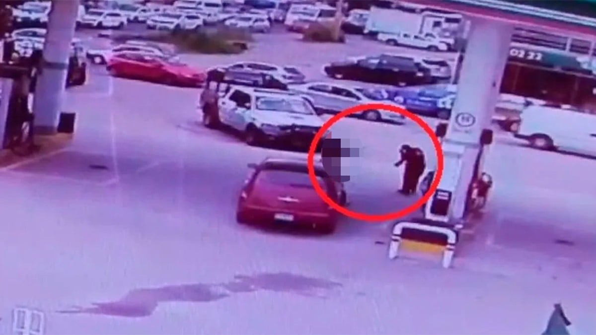 VIDEO Hombre acude a gasolinera donde trabaja su exesposa y le dispara ¡frente a policías!