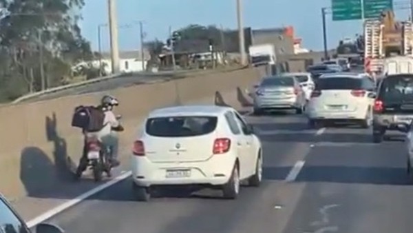 VIDEO Motociclista pelea contra conductor de auto, pierde el control y le pasó esto