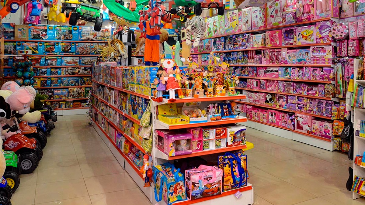 VIDEO Mamá juega a las escondidas con su hija en una tienda y se le pierde