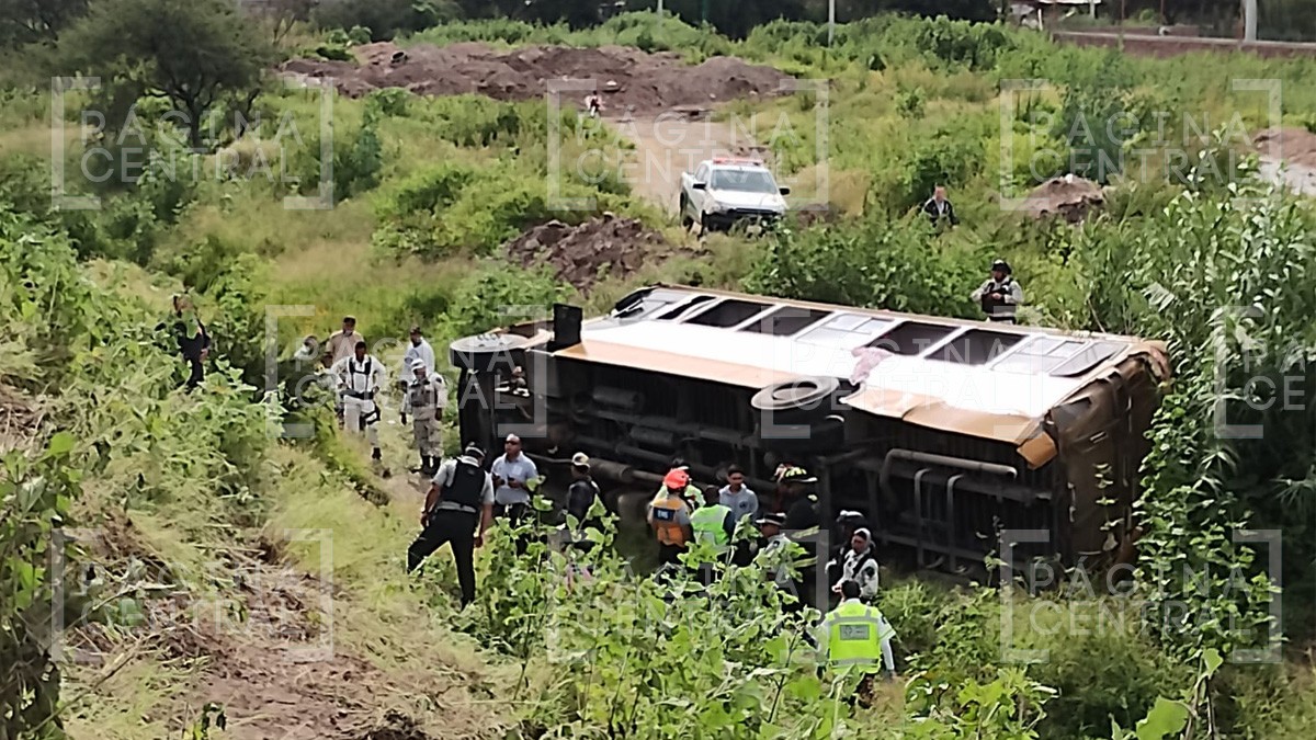 Estudiantes iban a un seminario pero vuelcan en Guanajuato; hay una fallecida y 30 heridos