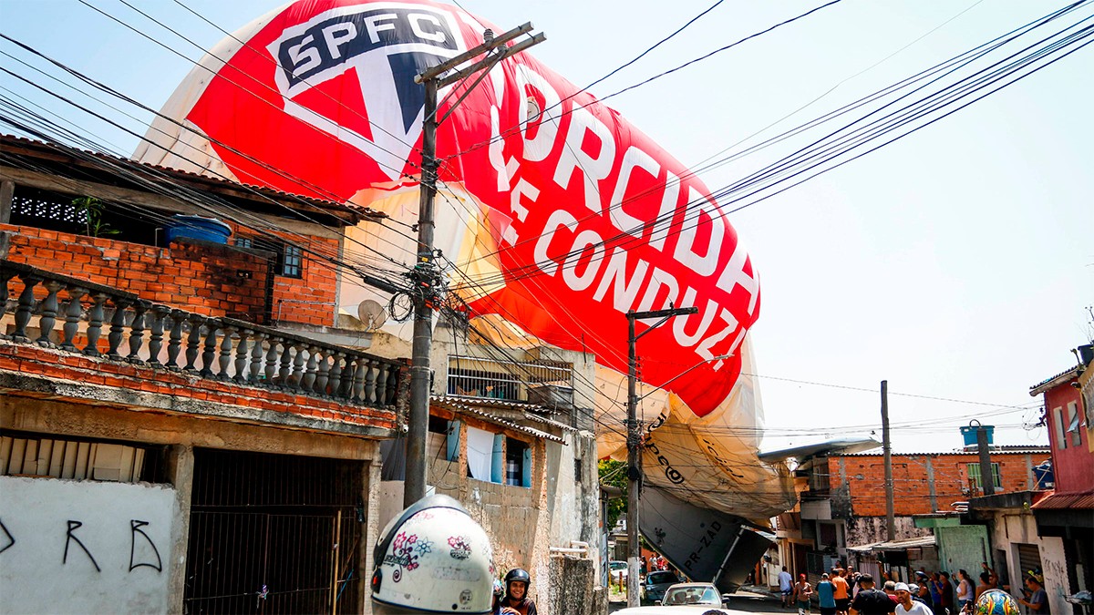 VIDEO Captan caída de dirigible que apoyaba a equipo de futbol, impactó a varias casas