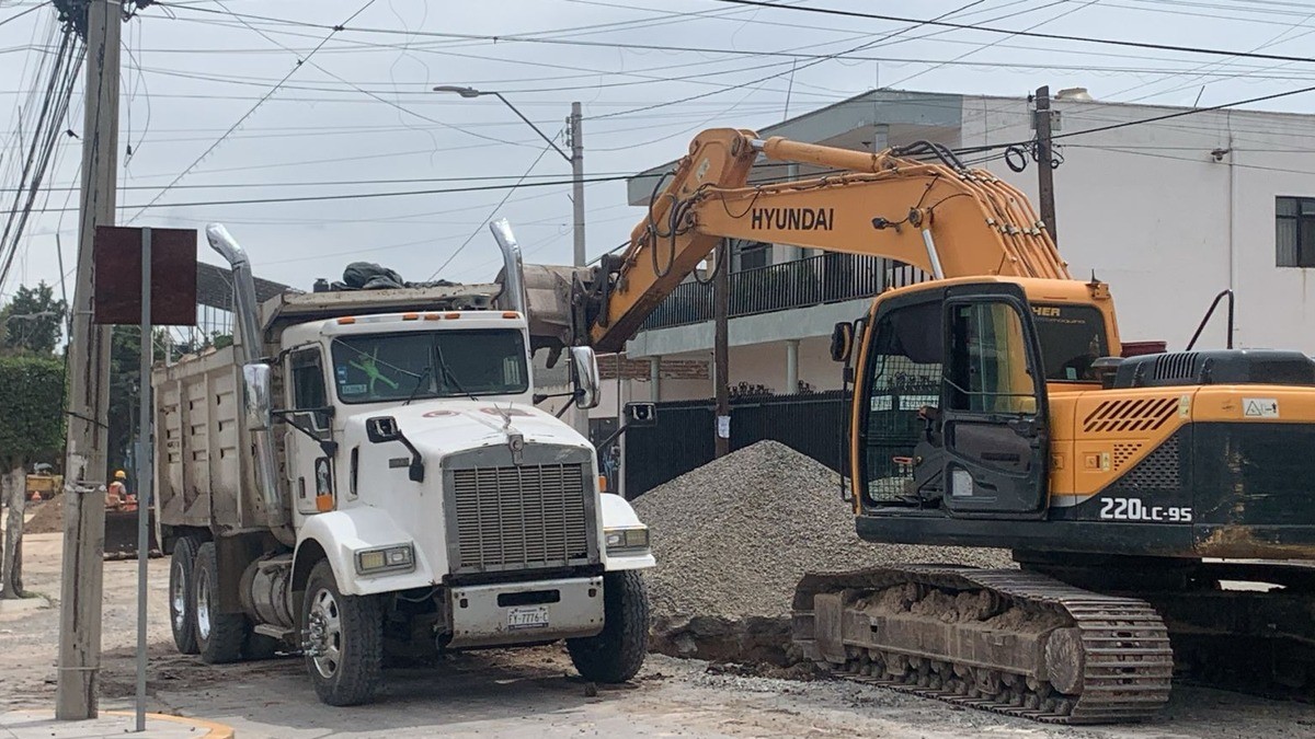 En medio del caos y la confusión, vecinos de esta colonia lidian con obras de drenaje