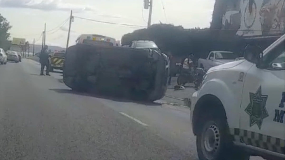 Joven conducía a exceso de velocidad, pierde el control en Las Torres y vuelca con familia