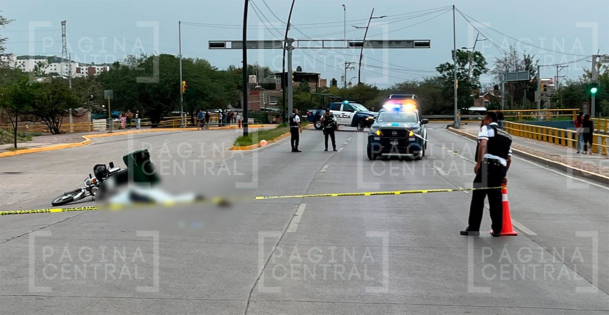 Joven motociclista muere atropellado por un tráiler luego de chocar contra un vehículo