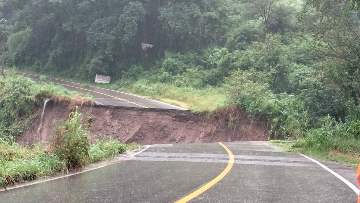 VIDEO Iban en auto por la libre de Acapulco y se desmorona la carretera frente a sus ojos