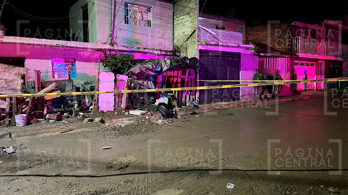 Dos hombres platicaban afuera de una casa cuando fueron atacados a balazos