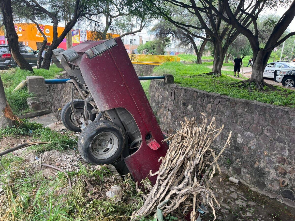 ¡Se queda sin frenos! Adulto mayor cae con todo y camioneta al Arroyo del Muerto