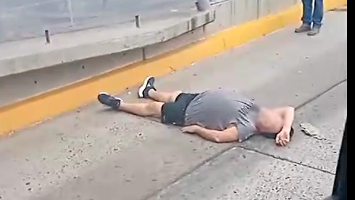 VIDEO Hombre en aparente estado de ebriedad se acuesta en el carril de la oruga