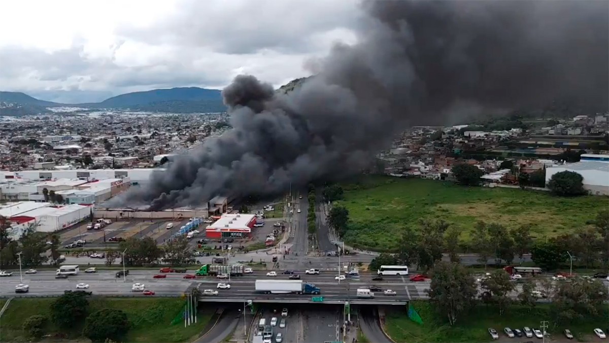 Captan impresionante incendio de tienda comercial, empleados y compradores salen vivos