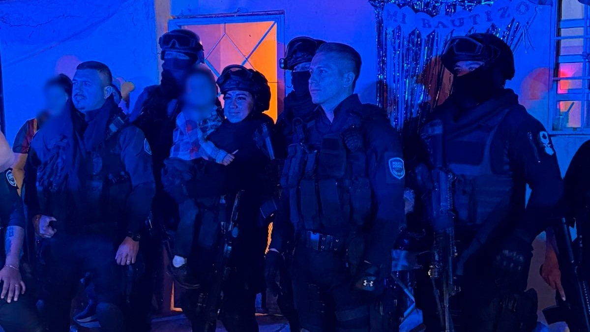 Dejan solo a niño en su fiesta de cumpleaños y policías intervienen con dulces y regalos