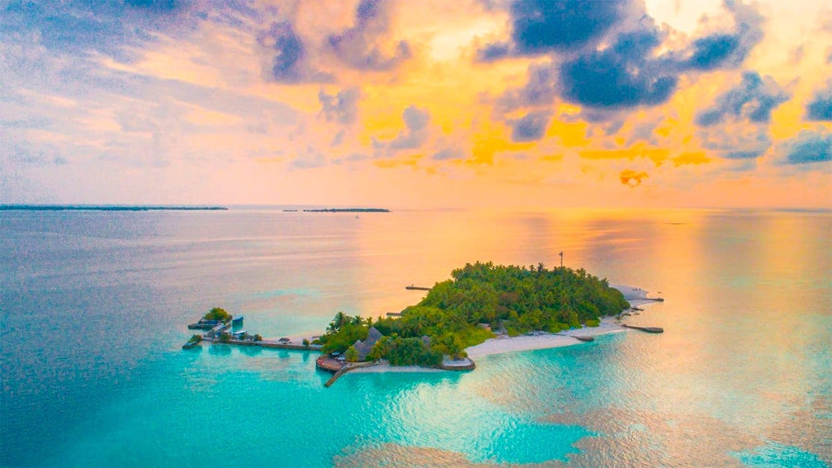 Millonario compra una isla para que su esposa pueda usar bikini y que solo él la vea