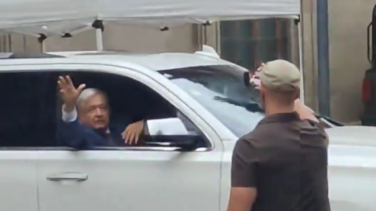 VIDEO López Obrador deja Palacio Nacional; ¡lo despiden como estrella de rock!