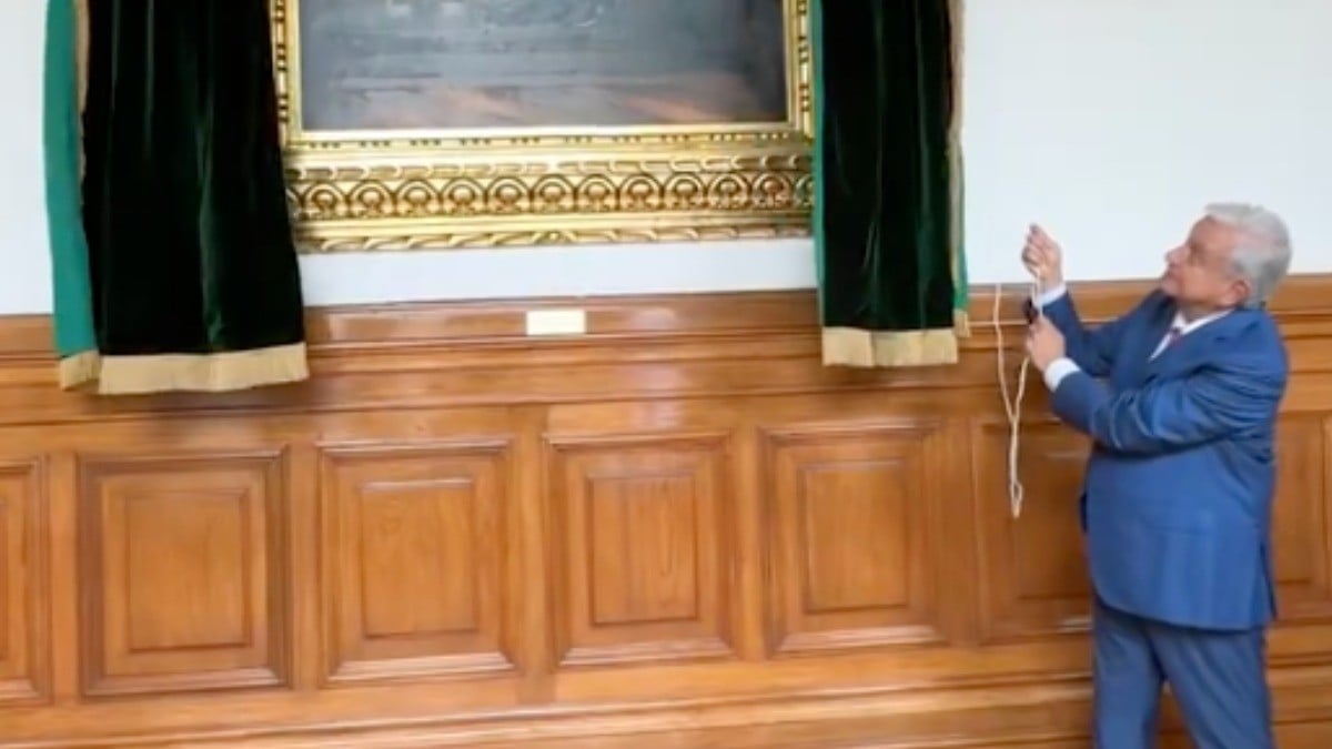 Devela AMLO retrato del 'Presidente acompañado'