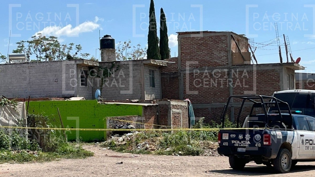 Hombre platicaba con motociclista y este de repente lo atacó a balazos afuera de su casa