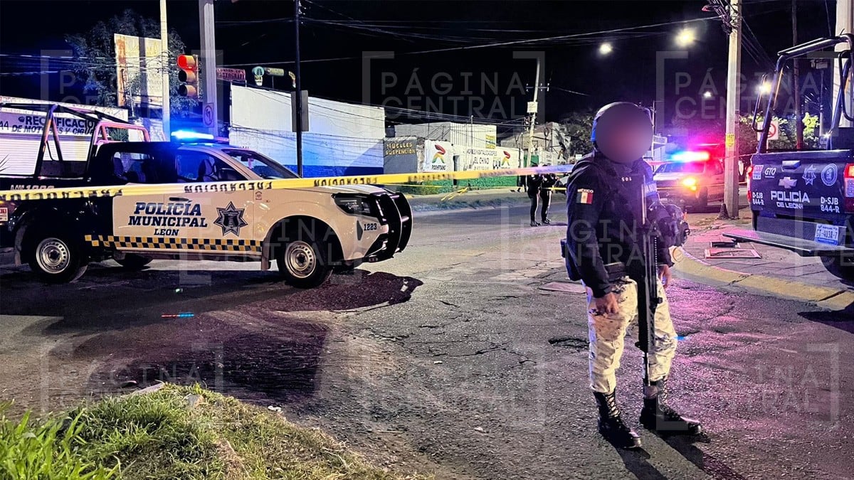 Sicarios interceptan a dos motociclistas y les disparan en Las Américas; uno murió