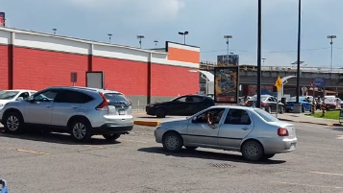 VIDEO 'Lady Déjame Pasar': captan a mujer discutiendo... ¡con una camioneta estacionada!
