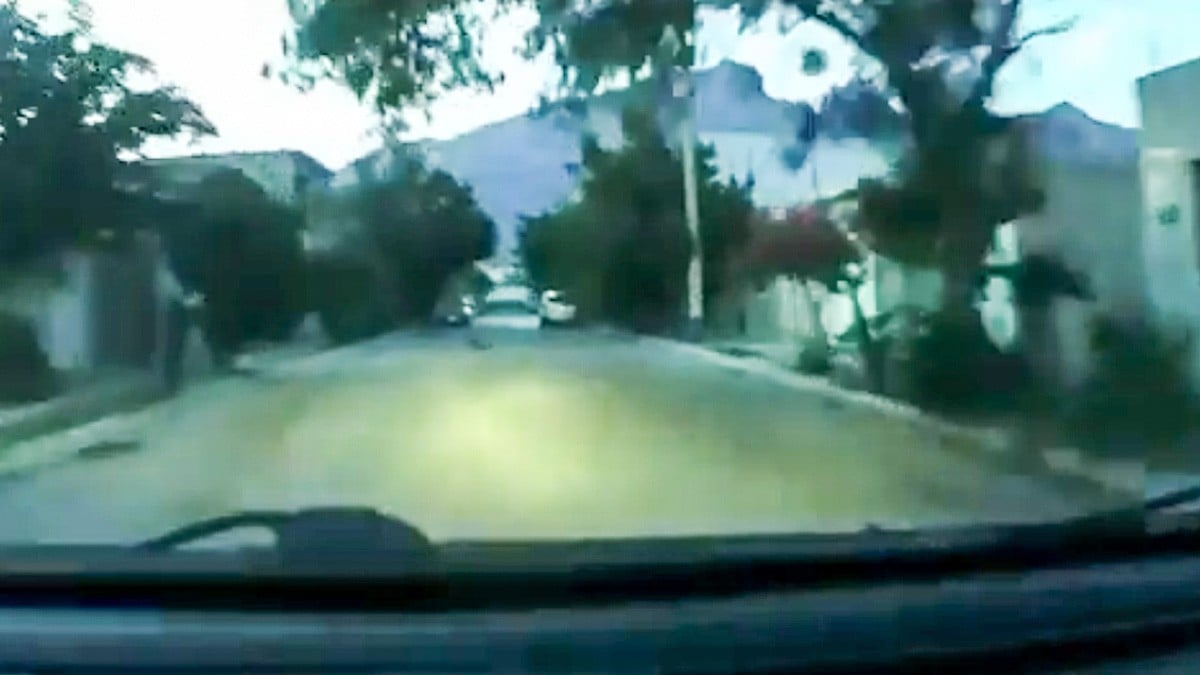 VIDEO ¡Por poquito! Conductor logra esquivar a bebé que gateaba solo en medio de la calle