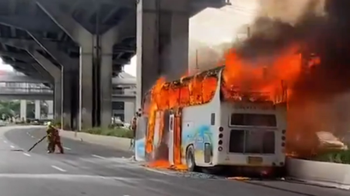 VIDEO Camión escolar choca y se incendia; mueren 20 estudiantes de primaria y secundaria