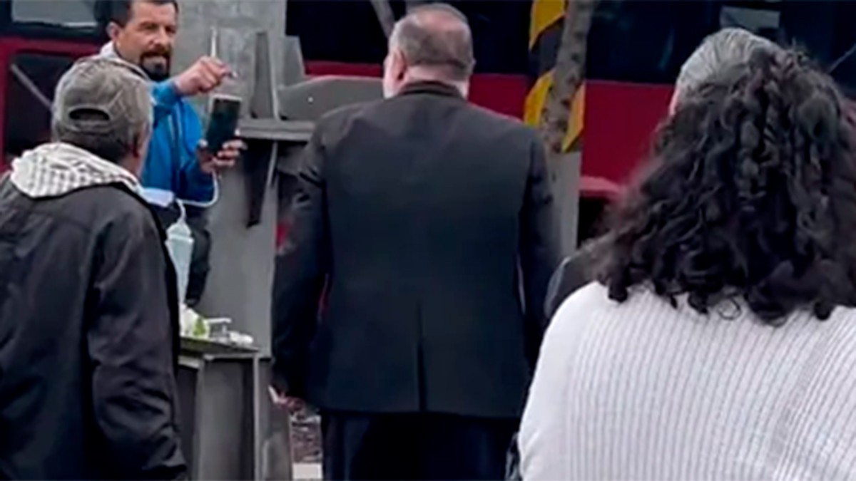 VIDEO Este actor se peleó con una persona tras la toma de protesta de Claudia Sheinbaum