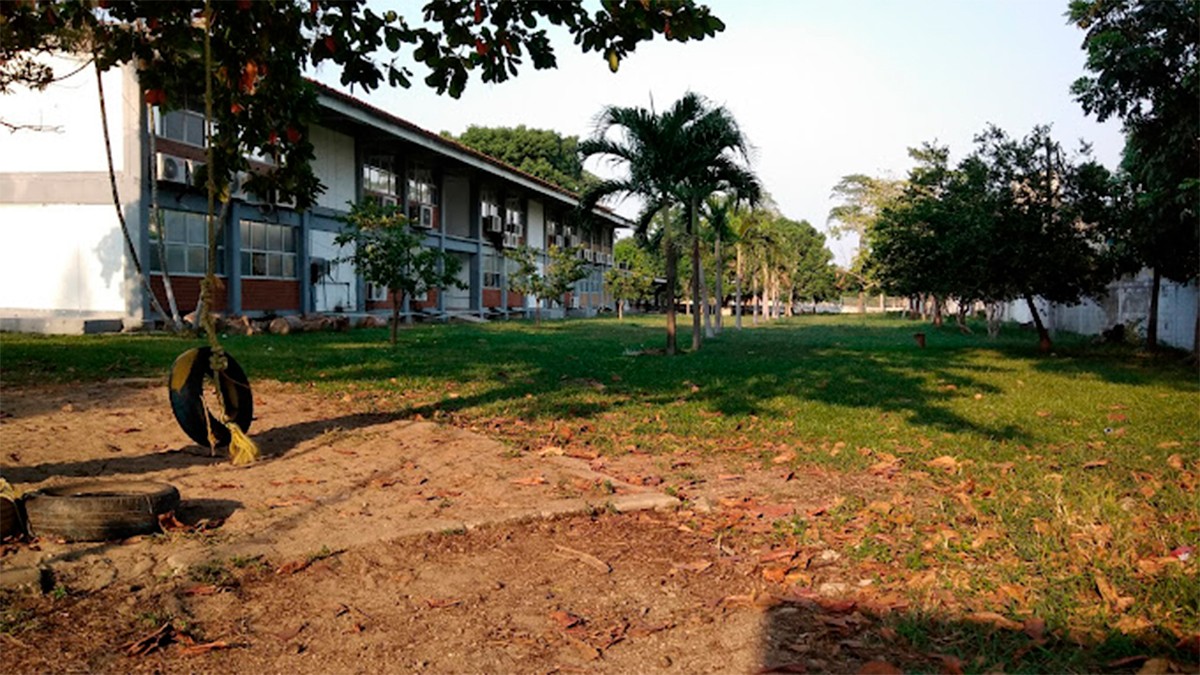 Estudiante jugaba futbol con sus compañeros y le cayó la portería encima, murió