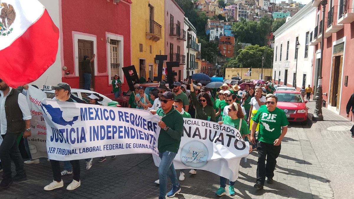 Cientos de trabajadores del Poder Judicial toman las calles de la Capital