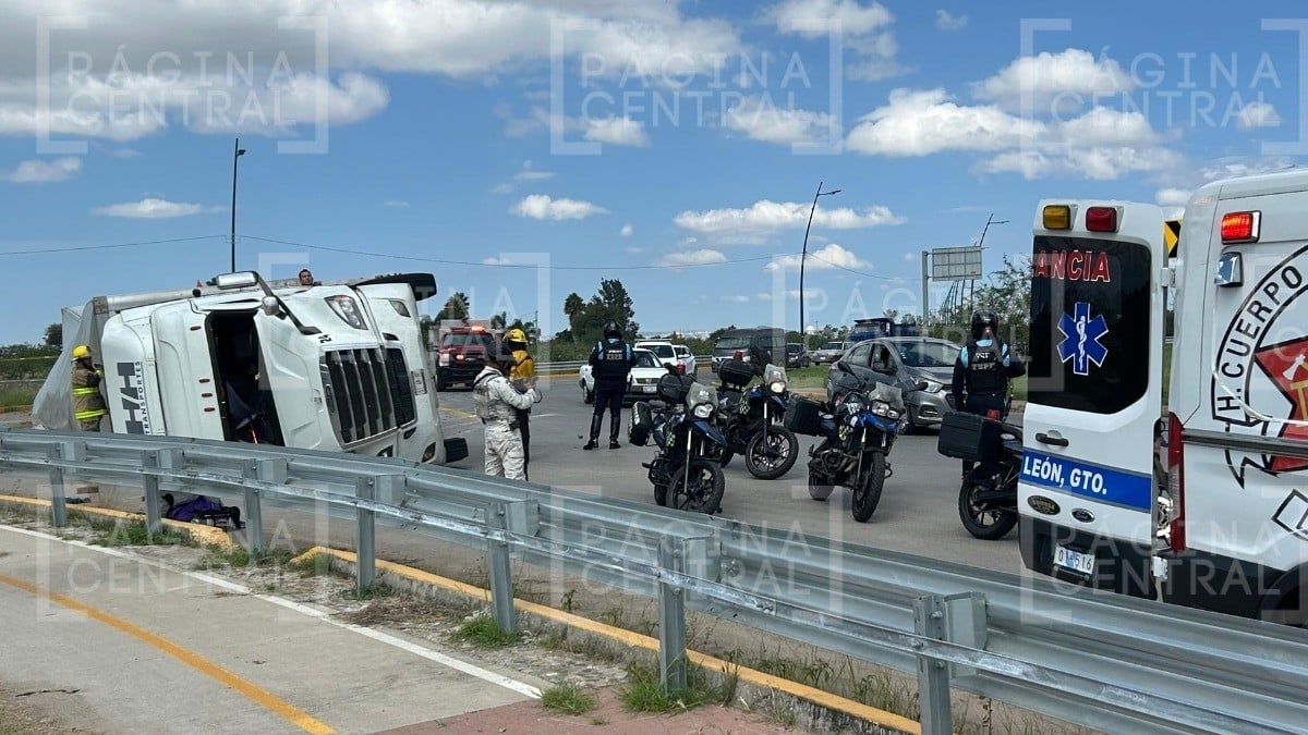 ¡No pudo con el peso! Tráiler vuelca al salir de glorieta en el Eje Metropolitano