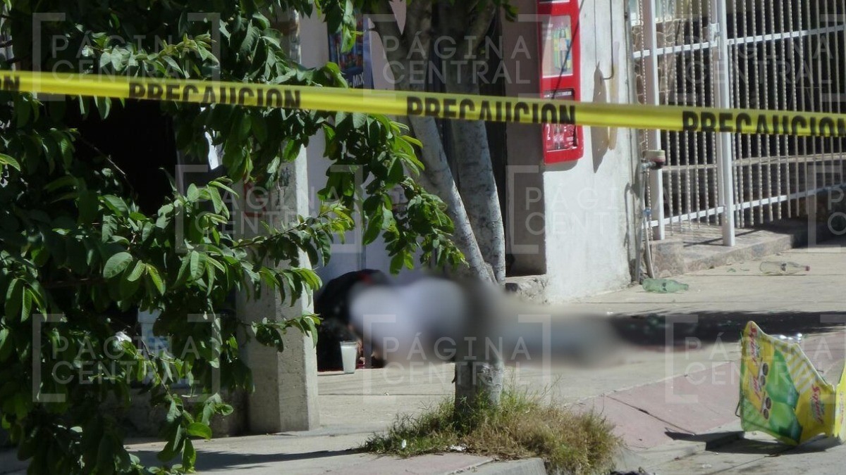 Sicarios en moto matan a balazos a un hombre, su cuerpo quedó en plena banqueta