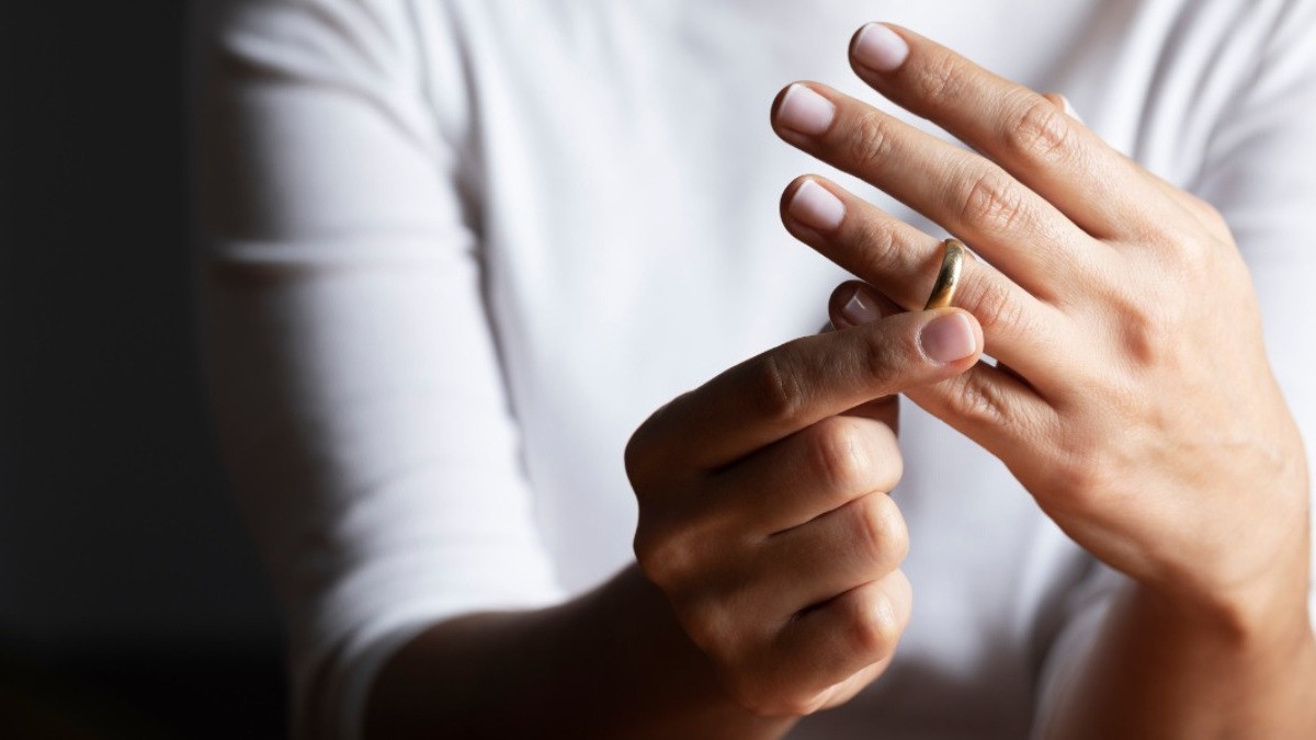 VIDEO Policía descubre a su esposa con un amante y así fue su violenta reacción