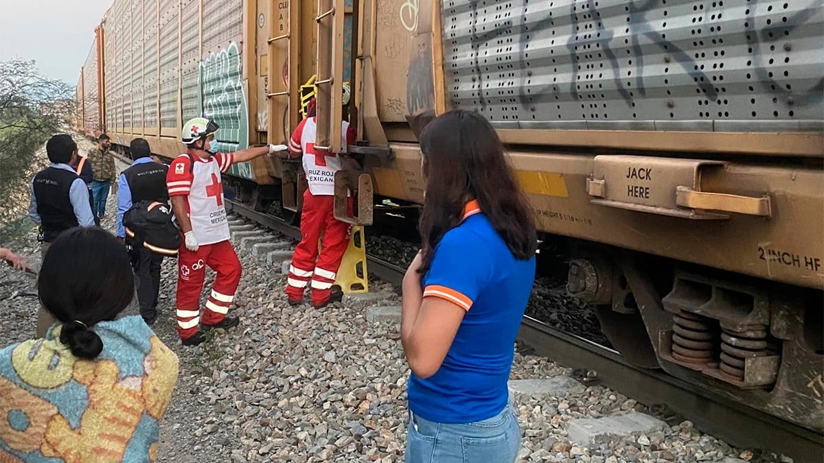 Una joven resbala frente a un tren y es arrollada; el accidente ocurrió frente a su novio