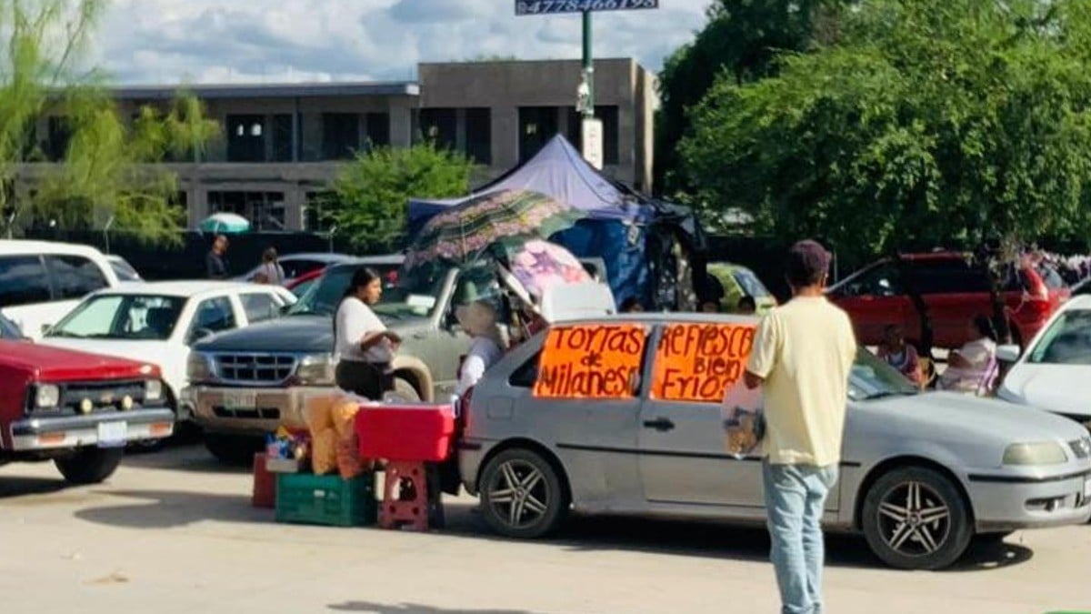 Familias exigen regular comercio ambulante en Urgencias del Hospital General de León
