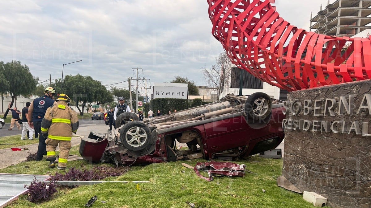 ¡Camionetazo! Conductor queda herido grave tras volcar afuera de Residencial Soberna