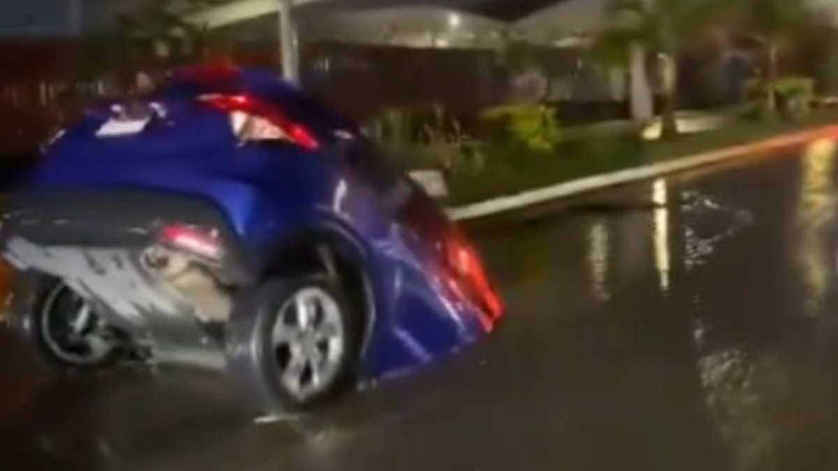 VIDEO Socavón ‘devora’ auto en Colima y video que se vuelve viral