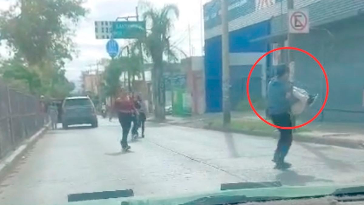 VIDEO Niño intenta cruzar corriendo la calle y es atropellado en el bulevar San Juan Bosco