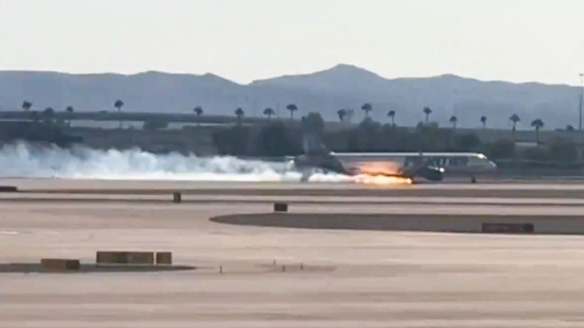 VIDEO Captan cuando avión se incendia en pleno aterrizaje de emergencia