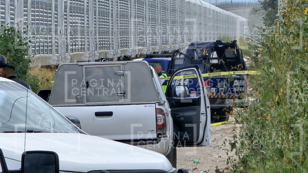 Vecinos notan bolsa negra con una playera y una gorra, y descubren que eran restos humanos