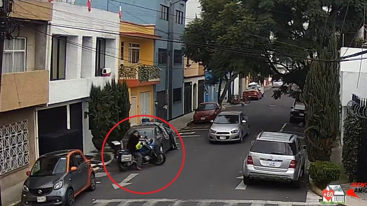 VIDEO Motociclista arranca en sentido contrario, sin casco y sin precaución, esto le pasó