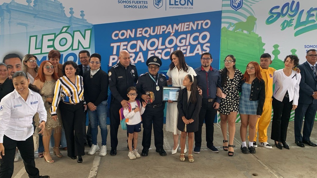 Tras servir 35 años en la Policía de León, reconocen a Miguel Ángel Rodríguez