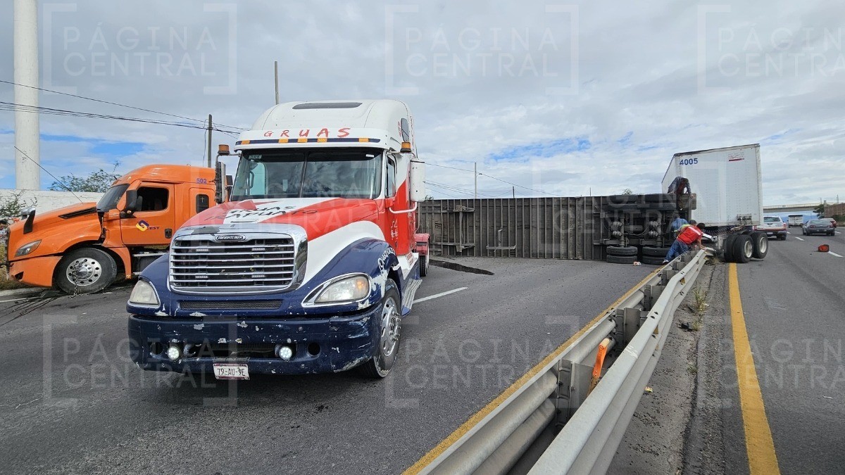 ¡Alerta! Chofer de tráiler 'pestañea', vuelca y causa caos vial en la Silao-Irapuato