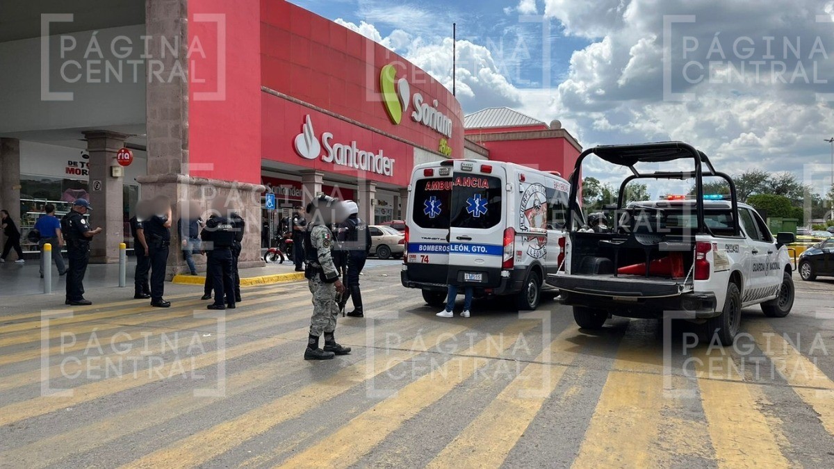 VIDEO “¡Ayyy, me dieron!“ Balean a hombre para asaltarlo en Soriana Satélite
