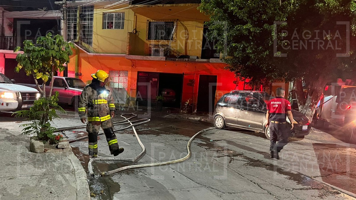 Truena el transformador de la CFE y se incendia una casa en la colonia Popular Anaya