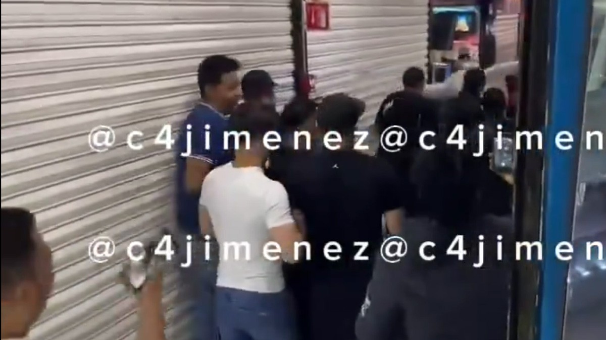 VIDEO Locatarios de la Plaza de la Tecnología descubren a ladrones y los someten a golpes