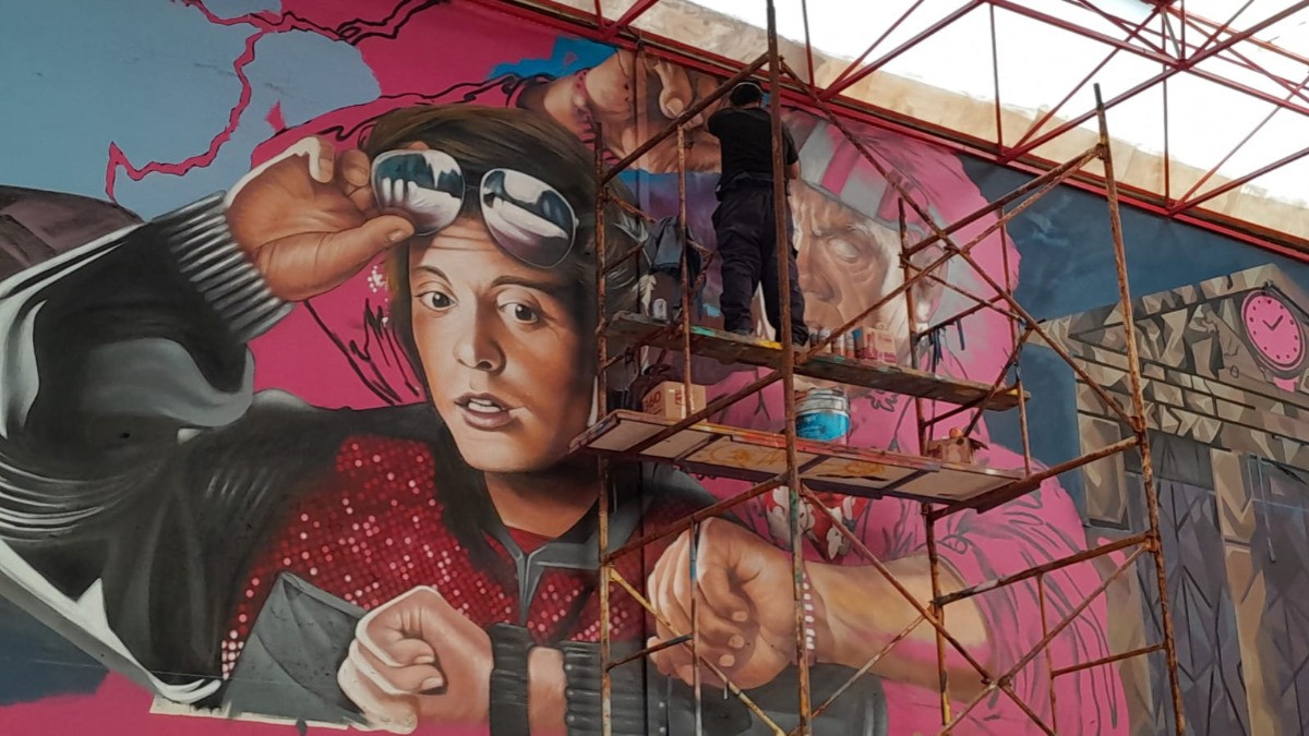 Marty McFly y el 'Doc' llegan al Mercado Hidalgo en nuevo mural, ¿cuándo lo inauguran?