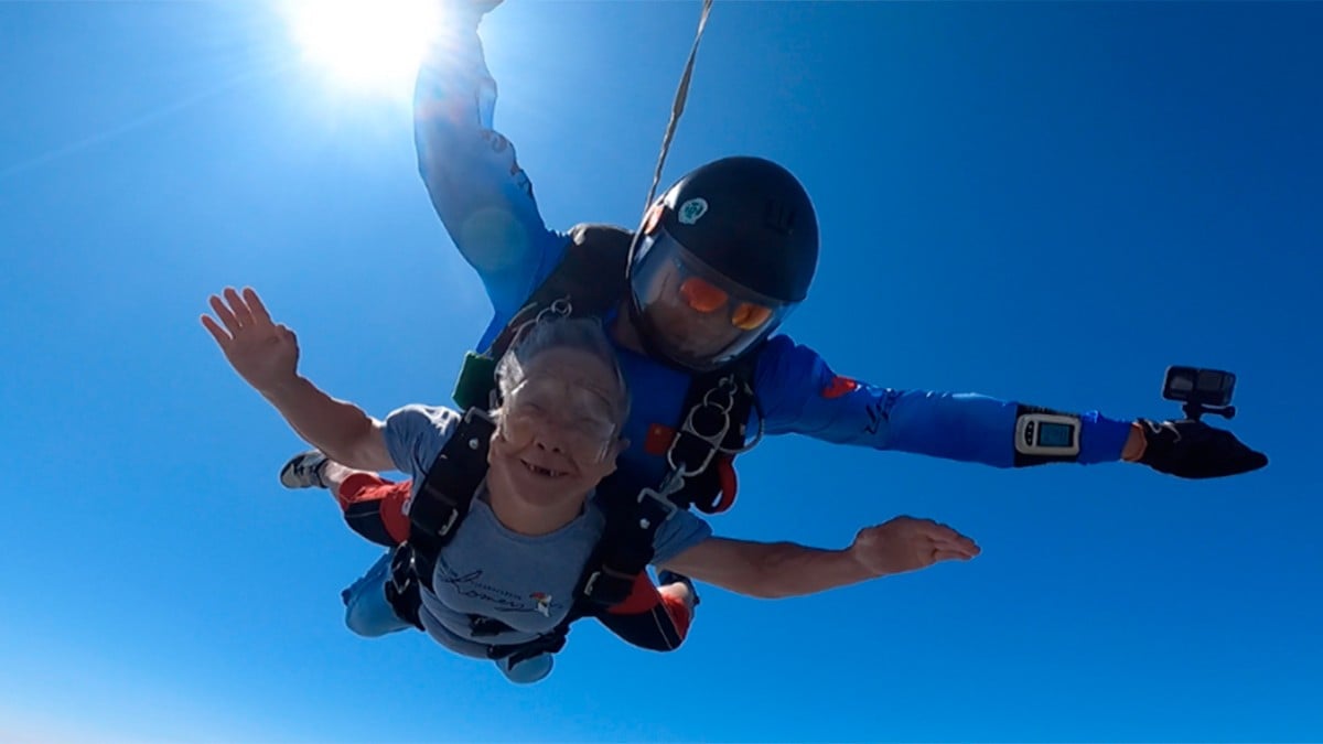 VIDEO Abuelita de 84 años se lanza en paracaídas desde un avión por esta razón