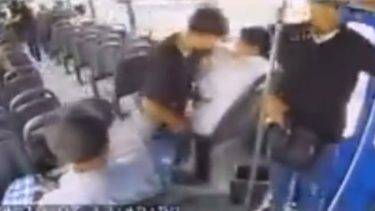 VIDEO '¡No estoy jugando!': captan nuevo asalto en camión del transporte público
