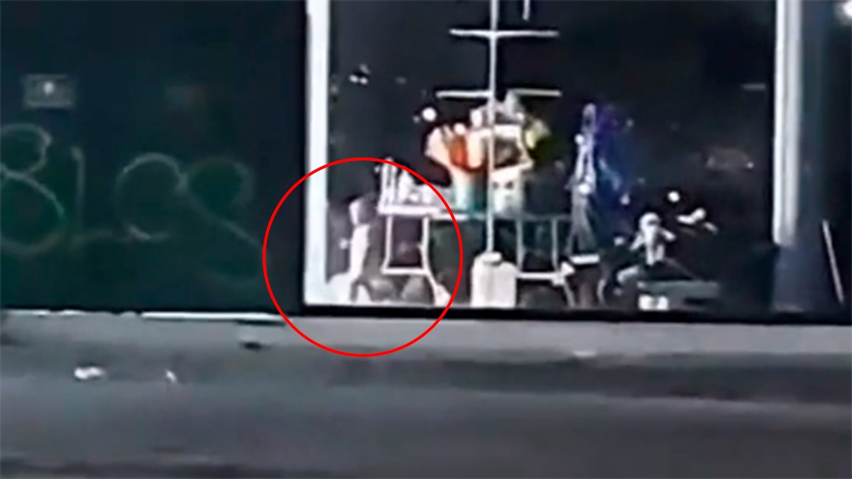 VIDEO Captan el supuesto fantasma de una niña dentro de una tienda abandonada