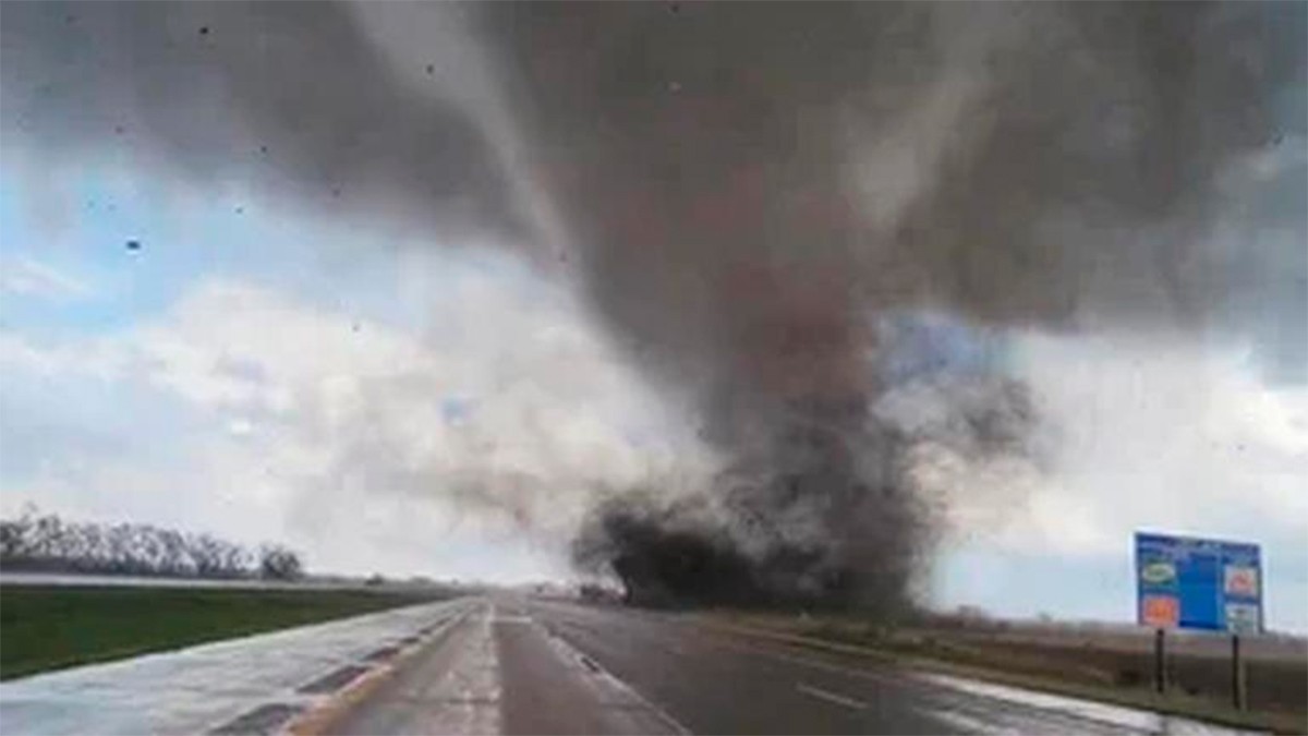 VIDEO Captan impactantes tornados en Florida antes de la llegada del huracán Milton