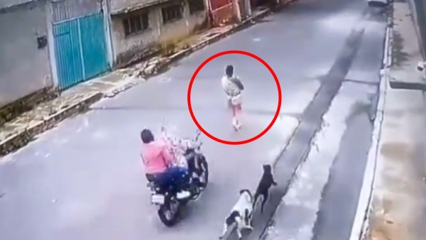 VIDEO Mujer caminaba por la calle con su bebé cuando motocicleta la atropella