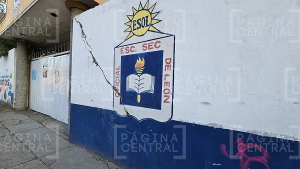Muro a punto de colapsar y salones sin luz, alarman en Secundaria No. 1 Timoteo Lozano