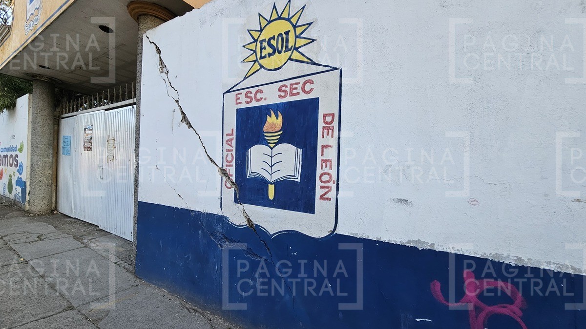 Muro a punto de colapsar y salones sin luz, alarman en Secundaria No. 1 Timoteo Lozano