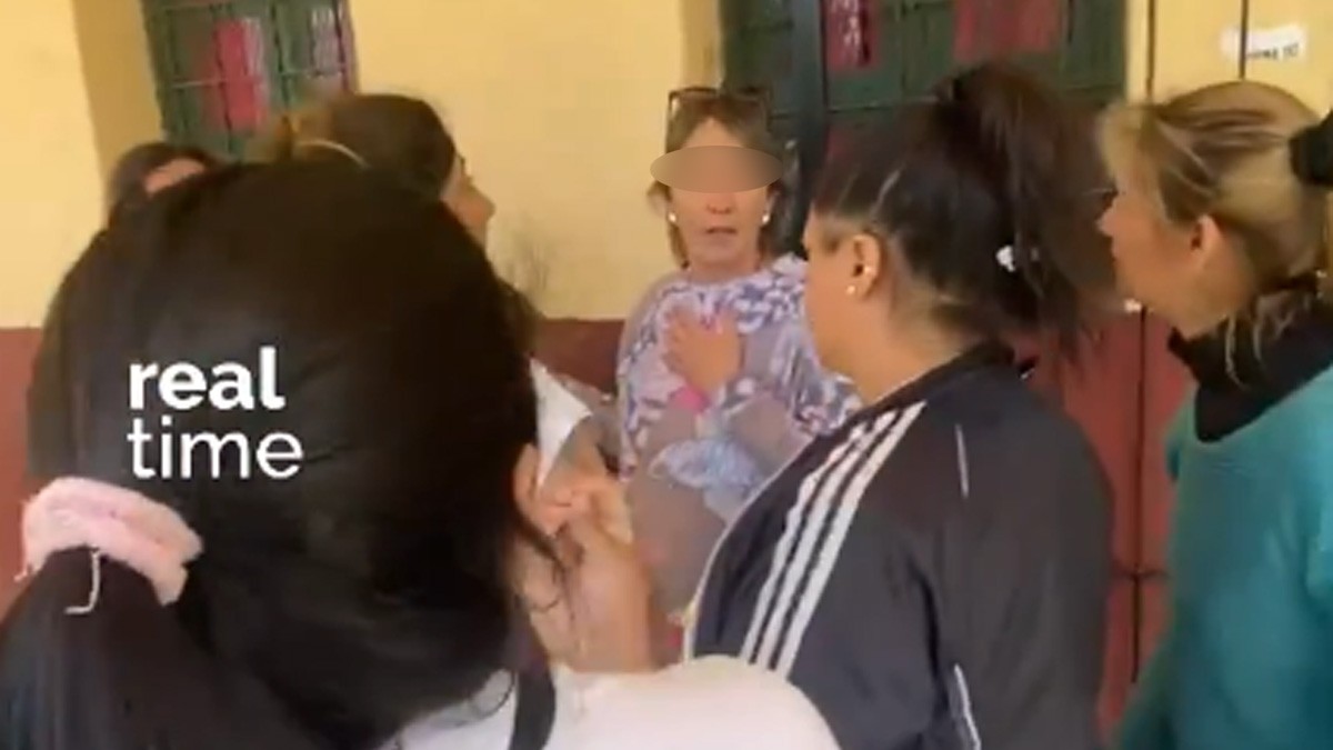 VIDEO Madres golpean a la maestra de sus hijos; la acusan de agredirlos e insultarlos